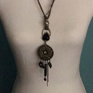 Silver tone  flower jet chain necklace